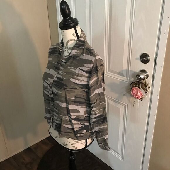 Style Envy Camouflage Green Button Up Blouse Small - Picture 5 of 16